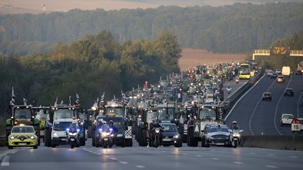 Les agriculteurs bretons en route pour Paris, accompagn&eacute; par un cort&egrave;ge policier. A l'aube, le convoi a provoqu&eacute; 8 kilom&egrave;tres de bouchons sur l'A10. (JACKY NAEGELEN / REUTERS)