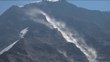 Lundi 25 juillet, il est déconseillé aux alpinistes de se rendre au sommet du mont Blanc. Avec la hausse des températures, des pierres se décrochent, menaçant de tomber sur les promeneurs.&nbsp; (FRANCE 2)