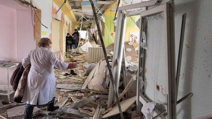 Les décombres d'un hôpital pédiatrique après un bombardement attribué à l'armée russe, à Marioupol (Ukraine), le 9 mars 2022.&nbsp; (EYEPRESS NEWS / AFP)