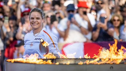 A Vannes (Morbihan), c'est la footballeuse Eugénie Le Sommer qui a allumé le chaudron de la flamme olympique sur l'esplanade Simone-Veil, le 6 juin 2024. (VINCENT LE GUERN / LE TELEGRAMME / MAXPPP)