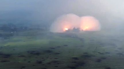 Une capture d'écran de la vidéo diffusée le 24 juin 2022 par le ministère de la Défense russe, présentant une frappe thermobarique à&nbsp;Novomykhailivka, au sud-ouest de Donetsk (Ukraine). (MINISTERE DE LA DEFENSE RUSSE)