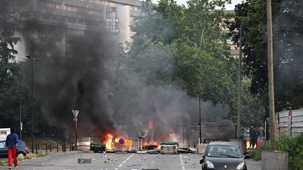 Un incendie de poubelle mercredi 28 juin à Toulouse. (LIONEL BONAVENTURE / AFP)