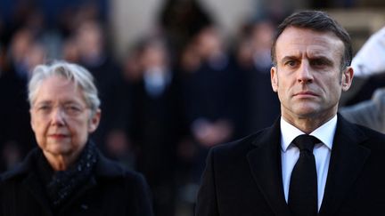 Le président Emmanuel Macron et la Première ministre Elisabeth Borne, lors de l'hommage nationale à Jacques Delors, aux Invalides, à Paris, le 5 décembre 2024. (STEPHANIE LECOCQ / AFP)