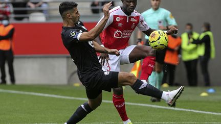 Ghislain Konan (Reims) au duel avec Celik (Lille). (FRANCOIS NASCIMBENI / AFP)