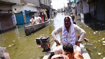 Des victimes des inondations évacués par des barques, le 7 septembre 2022,&nbsp;dans le district de Daddu, dans la province du sud du Sindh. (FARHAN KHAN / ANADOLU AGENCY)