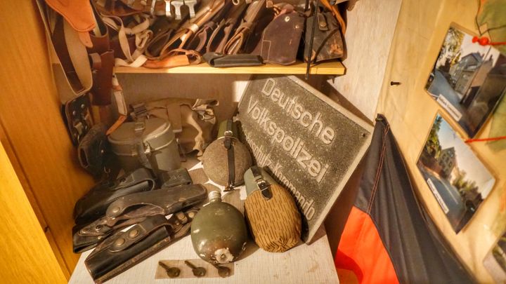 Quelques unes des objets&nbsp;uniques réunis par Klaus-Dieter&nbsp;pour ce musée de la police d’Allemagne de l’Est. (FRANCK BALLANGER / RADIO FRANCE)