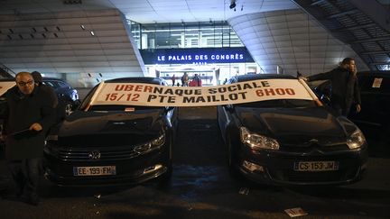 Des chauffeurs de VTC manifestent, le 15 décembre 2016 à Paris. (LIONEL BONAVENTURE / AFP)