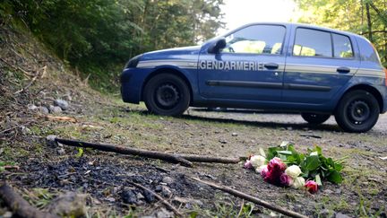 Sur les lieux du meurtre de trois membres d'une m&ecirc;me famille et d'un cycliste fran&ccedil;ais, &agrave;&nbsp;Chevaline (Haute-Savoie), le 8 septembre 2012. (PHILIPPE DESMAZES / AFP)