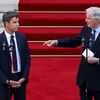 Le nouveau Premier ministre Michel Barnier et son prédécesseur Gabriel Attal lors de la passation de pouvoir à Matignon, le 5 septembre 2024. (GEOFFROY VAN DER HASSELT / AFP)