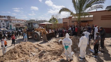 Les équipes de la défense civile de la bande de Gaza interviennent pour retrouver les corps enterrés dans la cour d'un hôpital de Khan Younès (Gaza), le 21 avril 2024. (AFP)