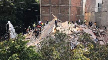 Un immeuble s'est effondré après un violent séisme, à Mexico (Mexique), le 19 septembre 2017. (CLAUDIA DAUT / REUTERS)