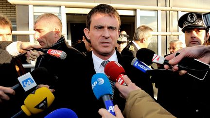 Le ministre de l'Int&eacute;rieur Manuel Valls &agrave; Coquelles (Pas-de-Calais), le 12 d&eacute;cembre 2013. (PHILIPPE HUGUEN / AFP)