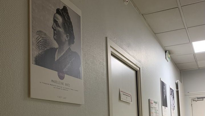 Des portraits de Kamala Harris, Madeleine Brès ou encore, Suzanne Lenglen sont accrochés aux murs de la maternité des Lilas. (AURORE RICHARD / RADIOFRANCE)