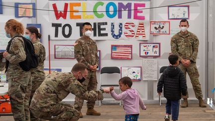 Des réfugiés afghans en transit vers les États-Unis via la base américaine de Ramstein en Allemagne, le 9 octobre 2021. (BORIS ROESSLER / DPA)