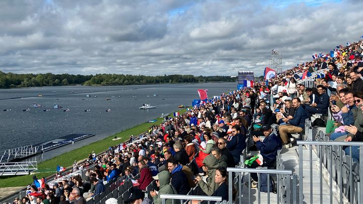 Le public dans les travées du stade nautique de Vaires-sur-Marne, le 8 septembre 2024, dernier jour des Jeux paralympiques. (MAYLICE LAVOREL / FRANCEINFO SPORTS)