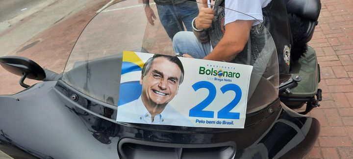 Andre mostra il suo sostegno a Jair Bolsonaro sul parabrezza della sua moto.  (SADRINE ETOA-ANDEGUE / RADIO FRANCIA)