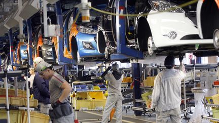 Une ligne de montage de la Peugeot 208, &agrave; l'usine PSA de Poissy (Yvelines), le 27 janvier 2012. (THOMAS SAMSON / AFP)