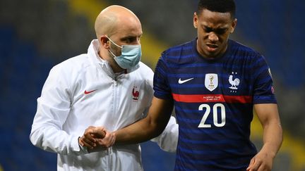 Anthony Martial se blesse face au Kazakhstan, dimanche 28 mars. (FRANCK FIFE / AFP)