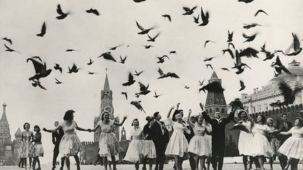 Les étudiants de Moscou fêtent la fin de leurs études secondaires sur la place Rouge, 1962
 (Musée des Arts Multimédias de Moscou-MAMM)