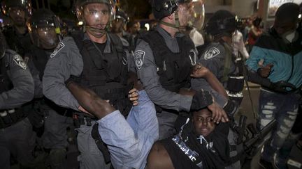  (Heurts entre manifestants Falachas et policiers cette nuit à Tel Aviv © Reuters | Baz Ratner)