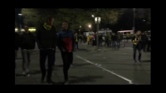 Les supporters partent du stade après les incidents à Dortmund