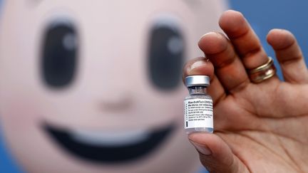 Un soignant tient un flacon de vaccin contre le Covid-19 dans un centre de vaccination installé dans un lycée à Taibeh (Israël), le 19 août 2021. (JACK GUEZ / AFP)