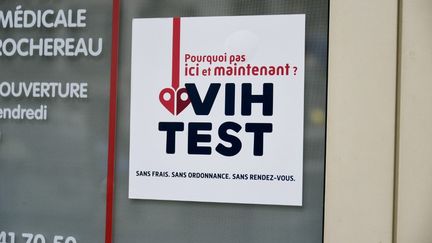 Plakat zur Förderung von HIV-Tests, 21. September 2023 in Paris. (MAGALI COHEN / HANS LUCAS / AFP)