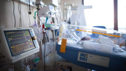 Un bébé hospitalisé dans le service de néonatalogie d'un hôpital en Haute-Savoie (illustration). (BSIP / UNIVERSAL IMAGES GROUP EDITORIAL / GETTY IMAGES)