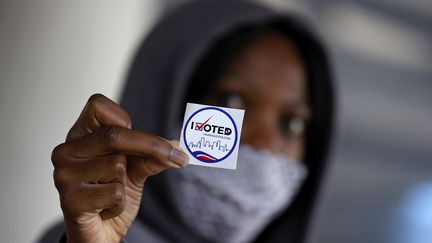 Dans un bureau de vote de Houston (Texas) le 3 novembre 2020 (AARON M. SPRECHER / EPA)