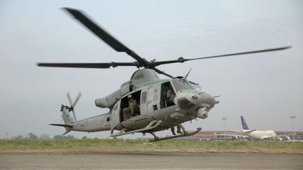 Un h&eacute;licopt&egrave;re s'appr&ecirc;te &agrave; d&eacute;coller de l'a&eacute;roport de Katmandou (N&eacute;pal), le 13 mai 2015. (CPL. THOR LARSON / US MARINE CORPS AFP)