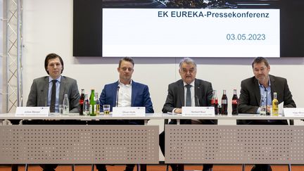 Des procureurs et ministres allemands lors de la conférence de presse qui suit l'opération Eureka, durant laquelle 132 personnes liées à la mafia calabraise ont été arrêtées (CHRISTOPH REICHWEIN / DPA)