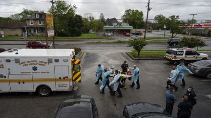 Des soignants prennent en charge un patient victime d'overdose, le 6 mai 2020 à Brooklyn, dans l'Etat du Michigan (Etats-Unis). (ALEX EDELMAN / AFP)