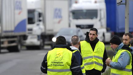 Des routiers bloquent la zone industrielle de l'a&eacute;roport Nantes-Atlantique, le 26 janvier 2015, pr&egrave;s de Nantes (Loire-Atlantique).&nbsp; (MAXPPP)