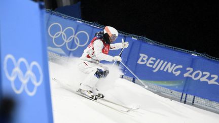 Perrine Laffont lors de la première manche de qualifications aux JO 2022 de Pékin, le 3 février 2022, au Genting Snow Park de Zhangjiakou. (HERVIO JEAN-MARIE / KMSP)