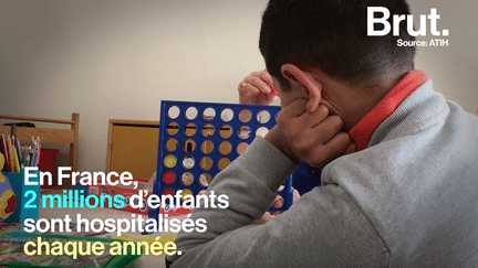 Les bénévoles de l’association "Main dans la Main" interviennent auprès des enfants malades afin d’améliorer leur qualité de vie au sein de l’hôpital.