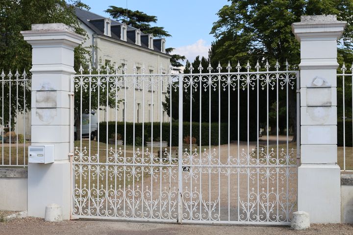 L'entrée du futur centre de déradicalisation de Pontourny à Beaumont-en-Véron (Indre-et-Loire) le 31 août 2016. (BENOIT ZAGDOUN / FRANCEINFO)