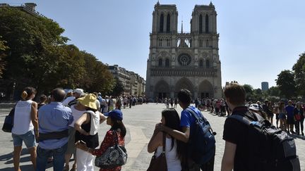 Des files d'attente sur le parvis de la cathédrale Notre-Dame, à Paris. (ALAIN JOCARD / AFP)