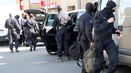 Des hommes du GIGN après leur intervention au Super U de Trèves (Aude), le 23 mars 2018.&nbsp; (ERIC CABANIS / AFP)