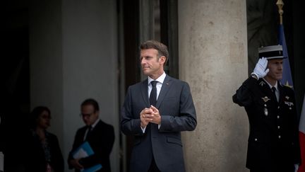 Le président de la République, Emmanuel Macron, devant l'Elysée, le 1er septembre 2022. (ARTHUR NICHOLAS ORCHARD / HANS LUCAS / AFP)