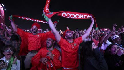 Des supporters du Maroc dans une des fanzones de Doha lors du huitième de finale de la Coupe du monde contre l'Espagne, le 6 décembre 2022. (MAHMUD HAMS / AFP)