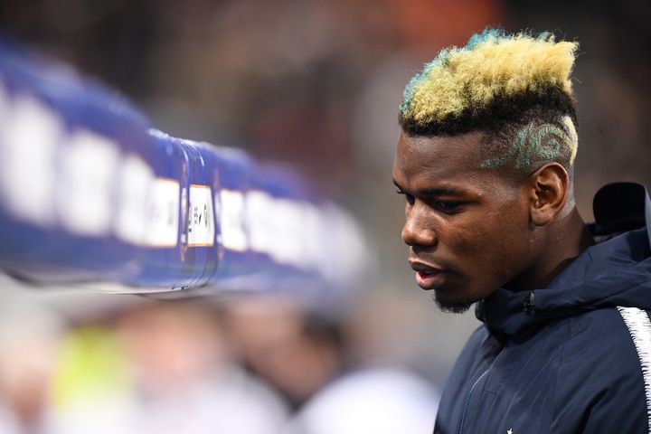 Paul Pogba s'installe sur le banc de l'équipe de France avant un match amical contre la Colombie, le 23 mars 2018 au Stade de France à Saint-Denis (Seine-Saint-Denis). (FRANCK FIFE / AFP)