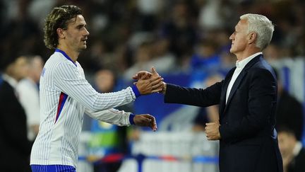 Antoine Griezmann et Didier Deschamps lors du match amical face au Canada le 9 juin 2024. (JOSE BRETON / NURPHOTO / AFP)