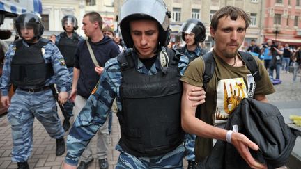 Un policier arr&ecirc;te un manifestant, le 19 mai 2012, &agrave; Moscou (Russie).&nbsp; (VLADIMIR ASTAPKOVITCH / RIA NOVOSTI / AFP)