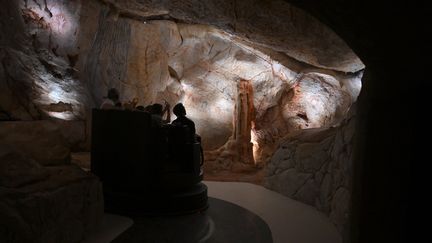 Au sein de la réplique de la Grotte Cosquer à Marseille, le 1er juin 2022. (NICOLAS TUCAT / AFP)