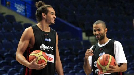 Joakim Noah et Tony Parker, &agrave; l'entra&icirc;nement lors de l'Euro de basket, en septembre 2011 &agrave; Vilnius (Lituanie). (MILOSAVLJEVIC / SIPA)