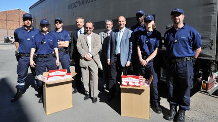 &nbsp;Vincent Sauvalère (4e en partant de la gauche) avec le ministre du budget de l'époque Eric Woerth, lors d'une opération de saisie de cigarettes de contrefaçon, le 30 mai 2009, à Ivry-sur-Seine (Val-de-Marne). (MIGUEL MEDINA / AFP)