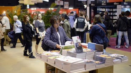 Dans les allées du Salon du livre de Paris le 21 mars 2014.
 (Martin Bureau / AFP)