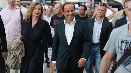 Le couple pr&eacute;sidentiel &agrave; la gare de Lyon, &agrave; Paris,&nbsp;&agrave; son retour de vacances, le 19 ao&ucirc;t 2012. (THOMAS SAMSON / AFP)