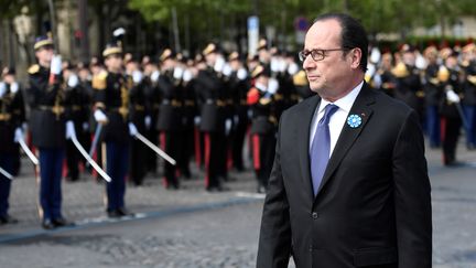 François Hollande ressent "beaucoup d'émotion" à donner à Emmanuel Macron "la marche à suivre"