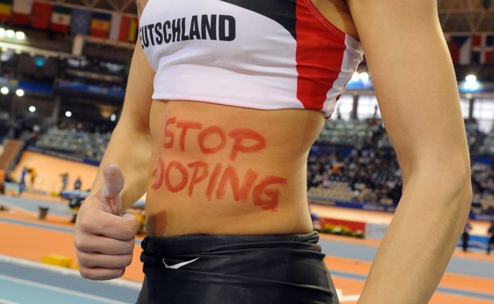 La perchiste allemande Anna Battke avec le slogan "Stop au dopage" sur son ventre, lors des championnats du monde indoor d'athl&eacute;tisme &agrave; Valence (Espagne), le 7 mars 2008. (GERO BRELOER / AFP)